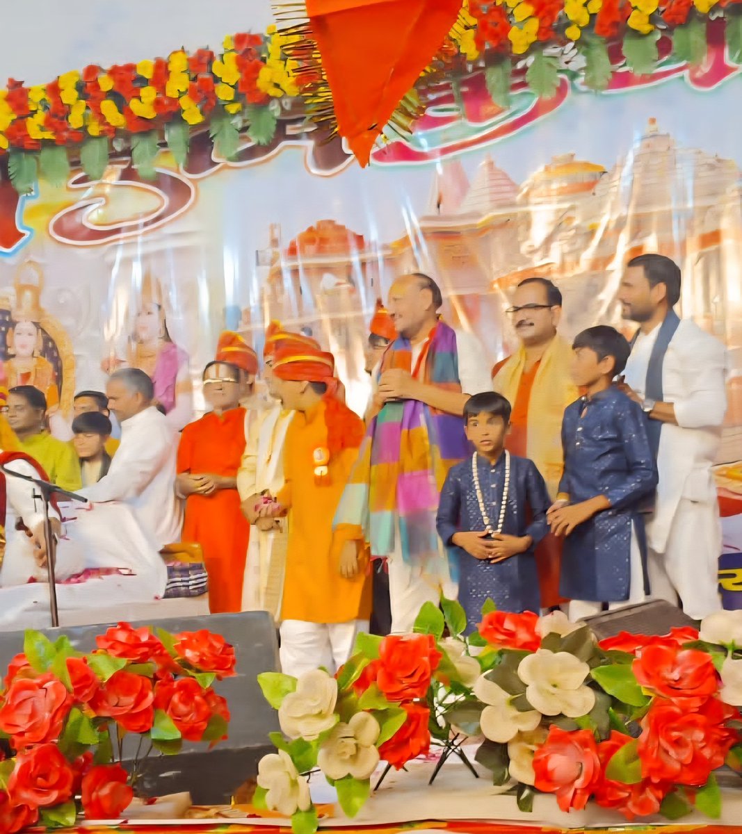 PawanSharmabjp1's tweet photo. 📍बिंदापुर DDA फ्लैट में पूर्वांचल समाज द्वारा आयोजित श्री राम कथा में सम्मिलित होकर प्रभु श्रीराम की पावन कथा का श्रवण करने का सौभाग्य प्राप्त हुआ।

इस अवसर पर क्षेत्रवासियों एवं पूर्वांचल समाज के बंधुओं से आत्मीय संवाद हुआ। प्रभु श्रीराम के सत्य, सेवा, मर्यादा और लोककल्याण के आदर्श हम सभी को निरंतर जनसेवा के मार्ग पर आगे बढ़ने की प्रेरणा देते हैं।

प्रभु श्रीराम की कृपा सभी पर बनी रहे।
🚩 जय श्री राम! 🙏

#PawanSharma #MLAUttamNagar #BJP4Delhi #BJP