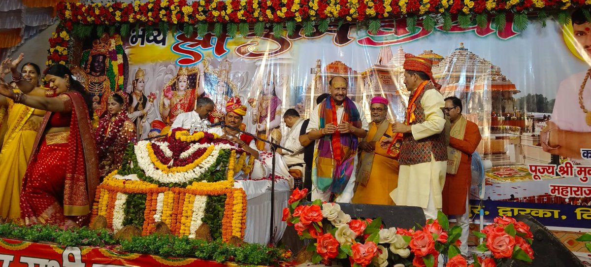 PawanSharmabjp1's tweet photo. 📍बिंदापुर DDA फ्लैट में पूर्वांचल समाज द्वारा आयोजित श्री राम कथा में सम्मिलित होकर प्रभु श्रीराम की पावन कथा का श्रवण करने का सौभाग्य प्राप्त हुआ।

इस अवसर पर क्षेत्रवासियों एवं पूर्वांचल समाज के बंधुओं से आत्मीय संवाद हुआ। प्रभु श्रीराम के सत्य, सेवा, मर्यादा और लोककल्याण के आदर्श हम सभी को निरंतर जनसेवा के मार्ग पर आगे बढ़ने की प्रेरणा देते हैं।

प्रभु श्रीराम की कृपा सभी पर बनी रहे।
🚩 जय श्री राम! 🙏

#PawanSharma #MLAUttamNagar #BJP4Delhi #BJP