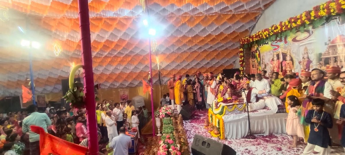 PawanSharmabjp1's tweet photo. 📍बिंदापुर DDA फ्लैट में पूर्वांचल समाज द्वारा आयोजित श्री राम कथा में सम्मिलित होकर प्रभु श्रीराम की पावन कथा का श्रवण करने का सौभाग्य प्राप्त हुआ।

इस अवसर पर क्षेत्रवासियों एवं पूर्वांचल समाज के बंधुओं से आत्मीय संवाद हुआ। प्रभु श्रीराम के सत्य, सेवा, मर्यादा और लोककल्याण के आदर्श हम सभी को निरंतर जनसेवा के मार्ग पर आगे बढ़ने की प्रेरणा देते हैं।

प्रभु श्रीराम की कृपा सभी पर बनी रहे।
🚩 जय श्री राम! 🙏

#PawanSharma #MLAUttamNagar #BJP4Delhi #BJP