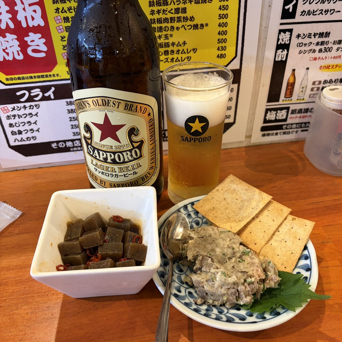 acala_naatha's tweet photo. 久しぶりの出社完了！
帰りはやっぱり定番のぴおシティへ🍻
『じぃえんとるまん』で赤星大瓶とツマミをキメて整いました。仕事終わりの立ち飲み、沁みる…！
#ぴおシティ #じぃえんとるまん #赤星 #野毛呑み https://t.co/TJyG0tn86n