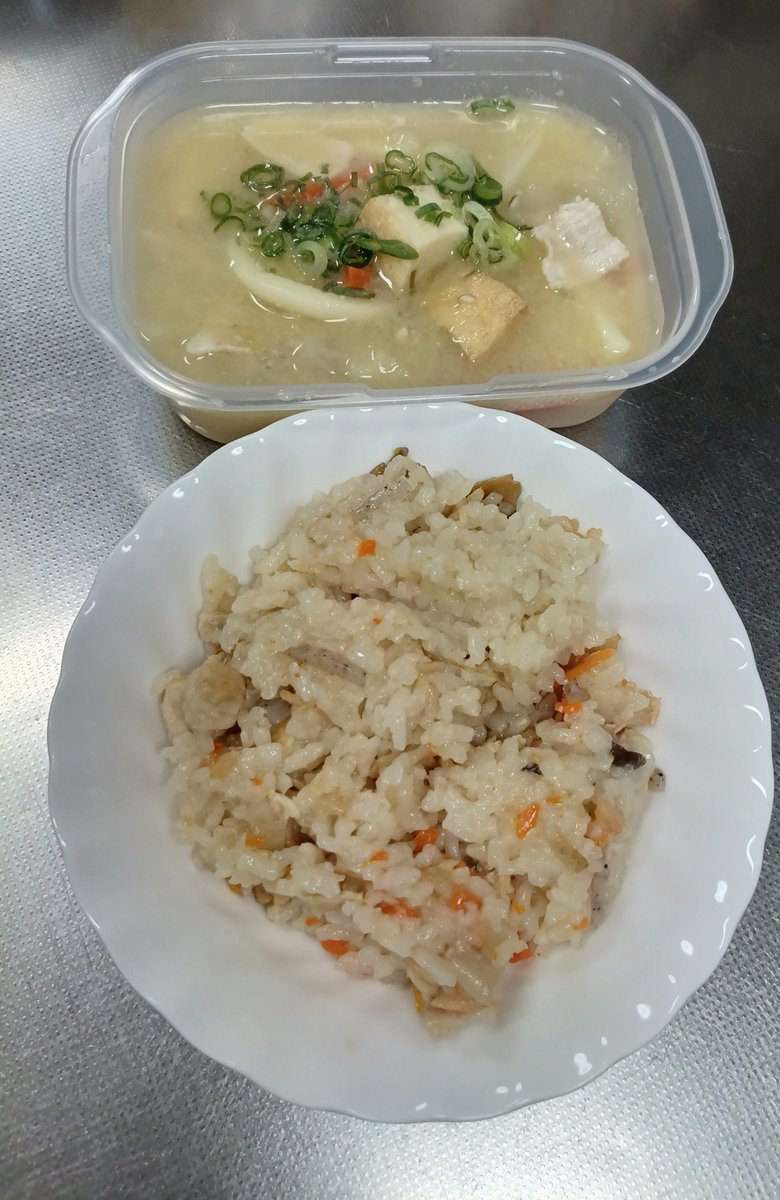 iruka1003's tweet photo. 炊き込みご飯と豚汁うどん(2026/10/5)

母に持参🚗
今日は、雨で買い物行かずで
喜んでくれました😄
#おうちご飯 https://t.co/8hl5w0kSjA