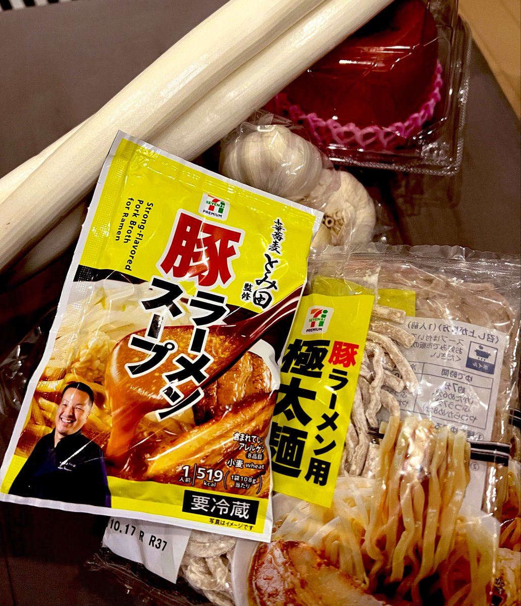 toranekoz's tweet photo. 近所のオリンピックがPPIHの新ブランドロビンフッドに変わるらしく改装期間に入った
まいばすけっとレジスタンスの端くれとして期待

合法なのかわからん程安い八百屋で買ったネギニンニクを
すっかり市井に馴染んだ麺とスープにぶち込んで
タヌキくらいなら死んじゃいそうな量の味の素で

激うまい… https://t.co/AbvfA4zJjB