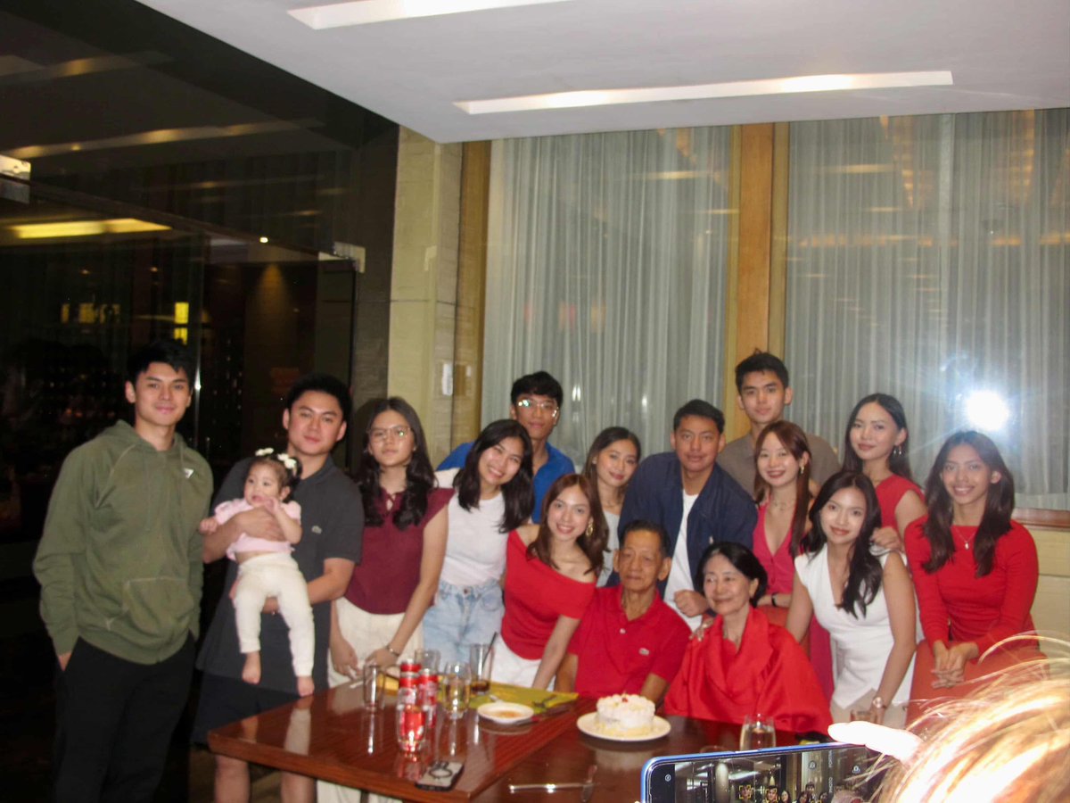 Iuverruk's tweet photo. la fam, very classy family 🥰 may kanya kanyang work at business, may pambili ng kape, ang gaganda/popogi at ambabango pa. dudu's support system since day1 talaga ❤️ https://t.co/oA5lUuhK8F