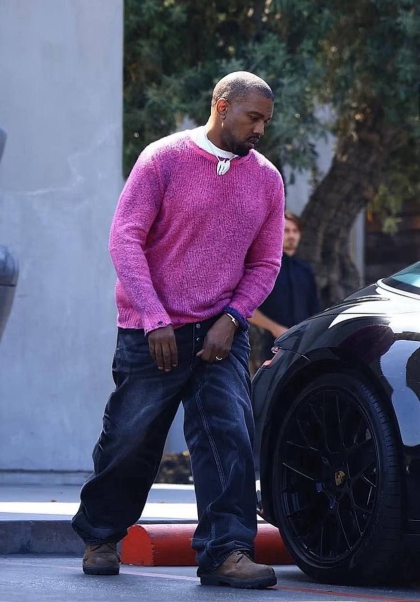 YZYFRANCE1's tweet photo. One of Ye’s hardest fits right here 🩷🖤 https://t.co/fPk58GnUW8