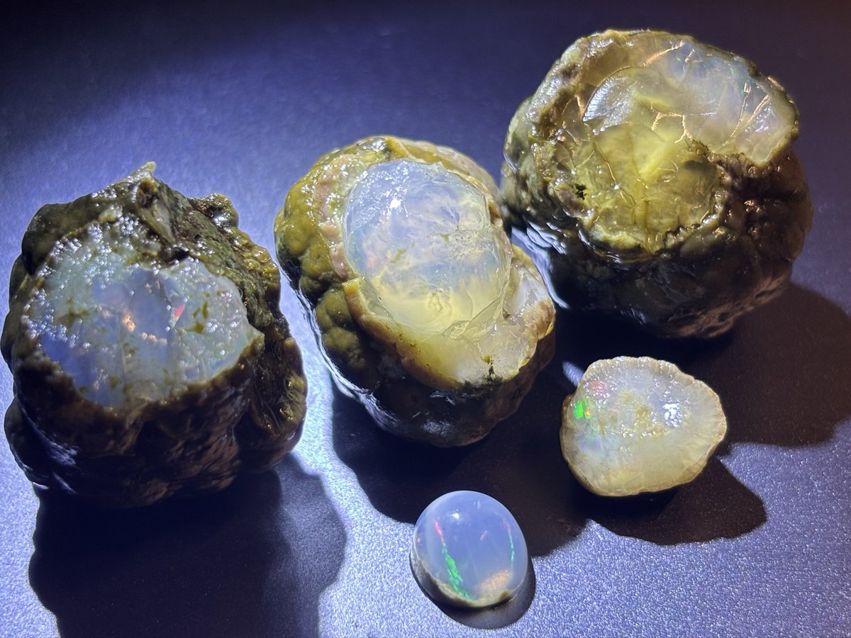 Tezharlite's tweet photo. 東北人なので宝坂も大好きです

これはこれまで集めた子たち
ゼリーを湛えた球顆と、原石から自分で研磨したルースです

どれも皮を剥いた龍眼のように瑞々しく、それでいて遊色が美しいです https://t.co/QsBNaltLde