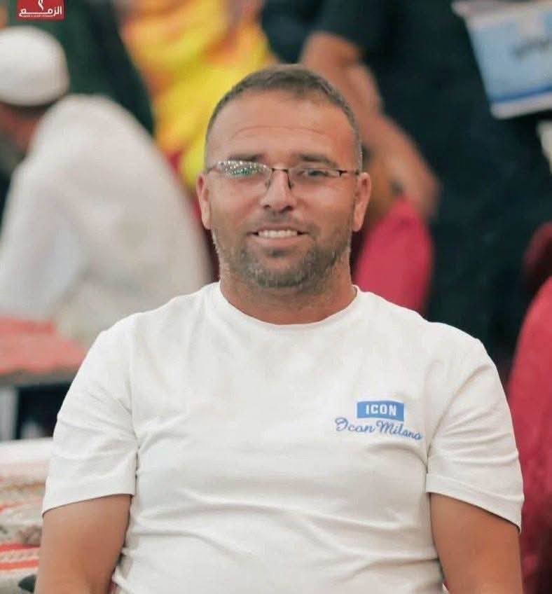 warfareanalysis's tweet photo. ⚡️Update: 

One of the 3 wounded Palestinians inside the vehicle that Israeli army soldiers opened fire on at the entrance to Bani Naim, east of al-Khalil, and prevented ambulances from reaching them, has died.

His name is Mahmoud Hani Idais, 41, from Yatta.(photo 1) 

An Israeli army soldier took a selfie with his body. (Photo 2)