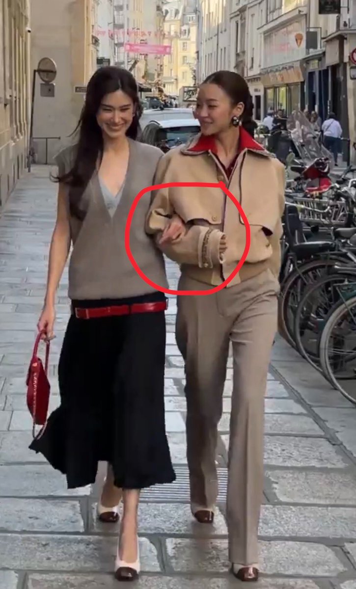 roman_arlo25's tweet photo. lenamiu                     🔁                 miulena

case closed, they can do both

#CHANELSS27xLenaMiu
#LalinaLena @lena__lorena
#MiuNatsha @miunatshaa​
#CHANELSpringSummer 
#CHANEL #PFW @CHANEL https://t.co/Pa6K0iHTFn