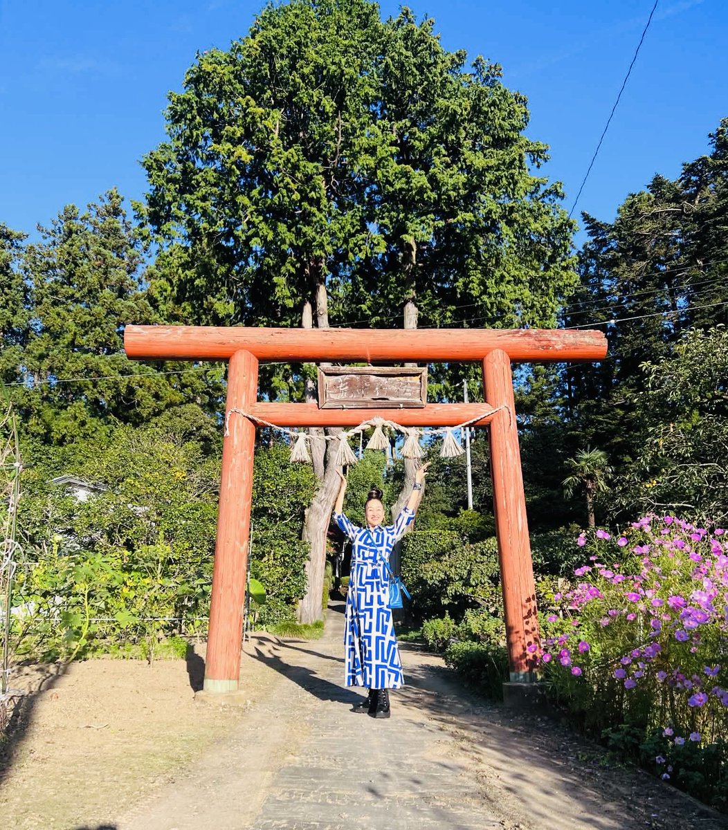 airsea66's tweet photo. 足の神様にご挨拶してきました⛩️国府多賀城駅から徒歩で行ける「荒脛巾(あらはばき) 神社👣靴がたくさん奉納されてました👟🩴 昔の人も今の私たちと同じように「自分の足で歩けること」を大切にしていたのかもしれませんね♪私はレッスンに通ってくださっているみなさまの足の健康を切に願ってきました https://t.co/3XwgPmSrJ2