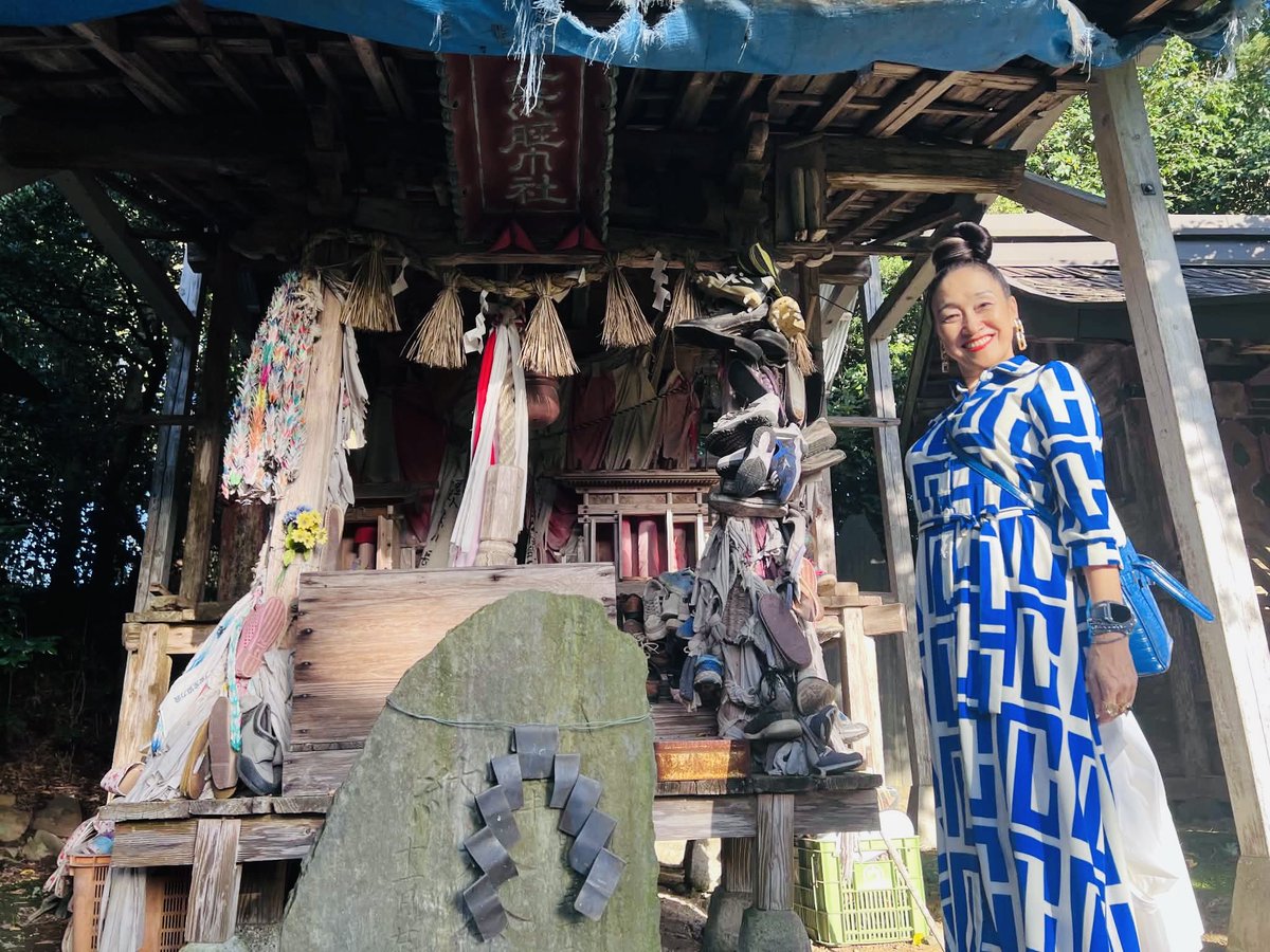 airsea66's tweet photo. 足の神様にご挨拶してきました⛩️国府多賀城駅から徒歩で行ける「荒脛巾(あらはばき) 神社👣靴がたくさん奉納されてました👟🩴 昔の人も今の私たちと同じように「自分の足で歩けること」を大切にしていたのかもしれませんね♪私はレッスンに通ってくださっているみなさまの足の健康を切に願ってきました https://t.co/3XwgPmSrJ2
