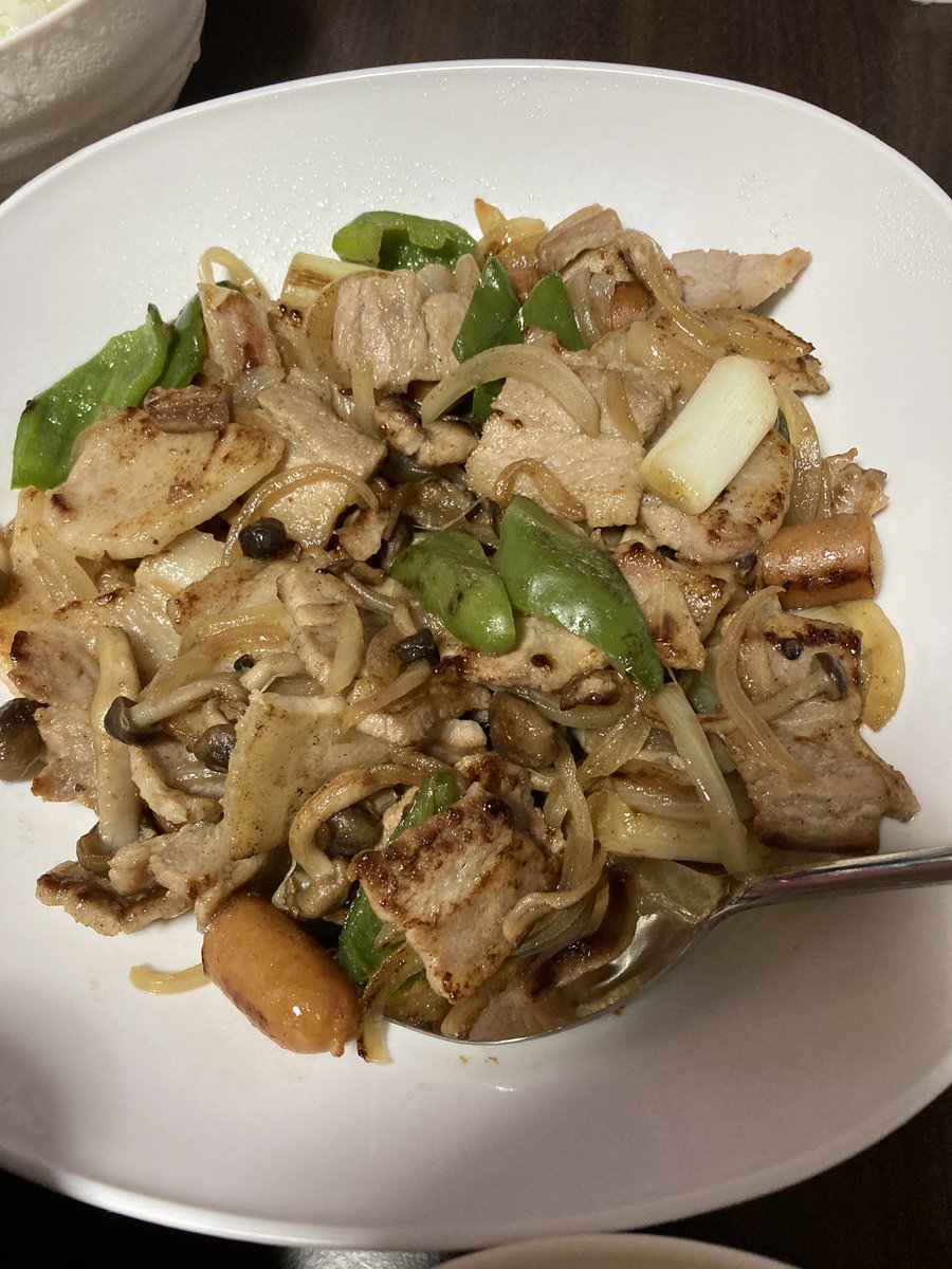 moto19620814's tweet photo. 今宵の『もっさん食堂』

【豚バラと野菜の塩炒め定食】
豚バラ肉・白ネギ・タマネギ・ピーマン・しめじ・ウインナー
味付け：塩コショウ

冷奴
トロトロ木綿豆腐・塩昆布・ごま油・ミックス薬味

オマケ
極小ひきわり納豆

ごちそうさま😋
＃大分県
＃料理
＃おうちごはん
＃家飯 https://t.co/nHIrzw3ckp