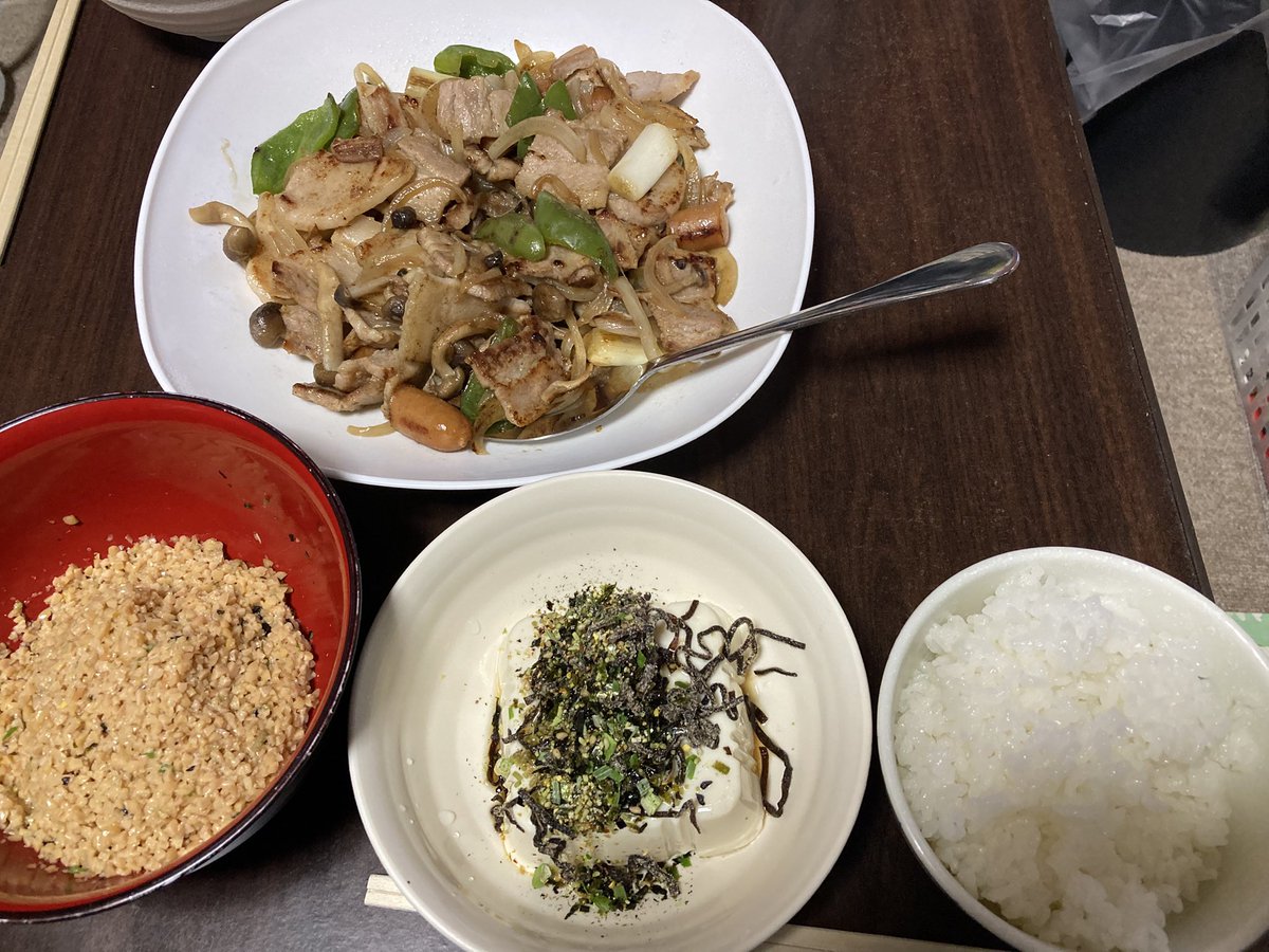 moto19620814's tweet photo. 今宵の『もっさん食堂』

【豚バラと野菜の塩炒め定食】
豚バラ肉・白ネギ・タマネギ・ピーマン・しめじ・ウインナー
味付け：塩コショウ

冷奴
トロトロ木綿豆腐・塩昆布・ごま油・ミックス薬味

オマケ
極小ひきわり納豆

ごちそうさま😋
＃大分県
＃料理
＃おうちごはん
＃家飯 https://t.co/nHIrzw3ckp