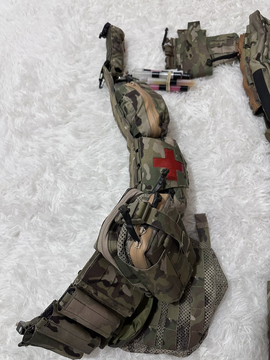 strike_JDM_1742's tweet photo. #ミリタリー物販
プレキャリ＋ベルト　フルセット
カラーマルチカム
付属品
・プレートキャリア　Sサイズ
・カマーバンド
・ショルダーパット
・バックパネル
・エラスティックマグポーチ（フラップ取り外し可能）
・プラカード
・４列マグインサート
・３列エラスティックマグポーチ
・ハンガーポーチ（ほぼ新品）
・ラジオポーチ
・ガンファイターベルト（お好みの長さ調節可能）
・インナークッションベルト
・9mmマグポーチ×3
・5.56用マグポーチ
・小型ユーティリティポーチ
・IFAK &ブローアウトキット
・ブローアウトユーティリティポーチ
・ダンプポーチ
・TQポーチ

以上、小物類は付属しません。
中古ですが状態は良いです。

70000円送料無料