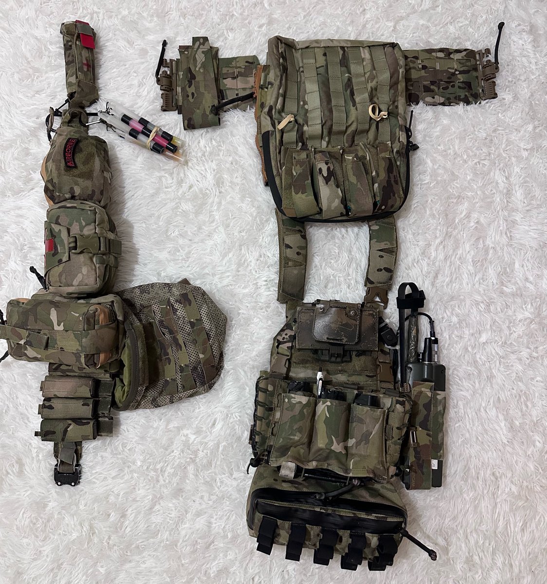 strike_JDM_1742's tweet photo. #ミリタリー物販
プレキャリ＋ベルト　フルセット
カラーマルチカム
付属品
・プレートキャリア　Sサイズ
・カマーバンド
・ショルダーパット
・バックパネル
・エラスティックマグポーチ（フラップ取り外し可能）
・プラカード
・４列マグインサート
・３列エラスティックマグポーチ
・ハンガーポーチ（ほぼ新品）
・ラジオポーチ
・ガンファイターベルト（お好みの長さ調節可能）
・インナークッションベルト
・9mmマグポーチ×3
・5.56用マグポーチ
・小型ユーティリティポーチ
・IFAK &ブローアウトキット
・ブローアウトユーティリティポーチ
・ダンプポーチ
・TQポーチ

以上、小物類は付属しません。
中古ですが状態は良いです。

70000円送料無料