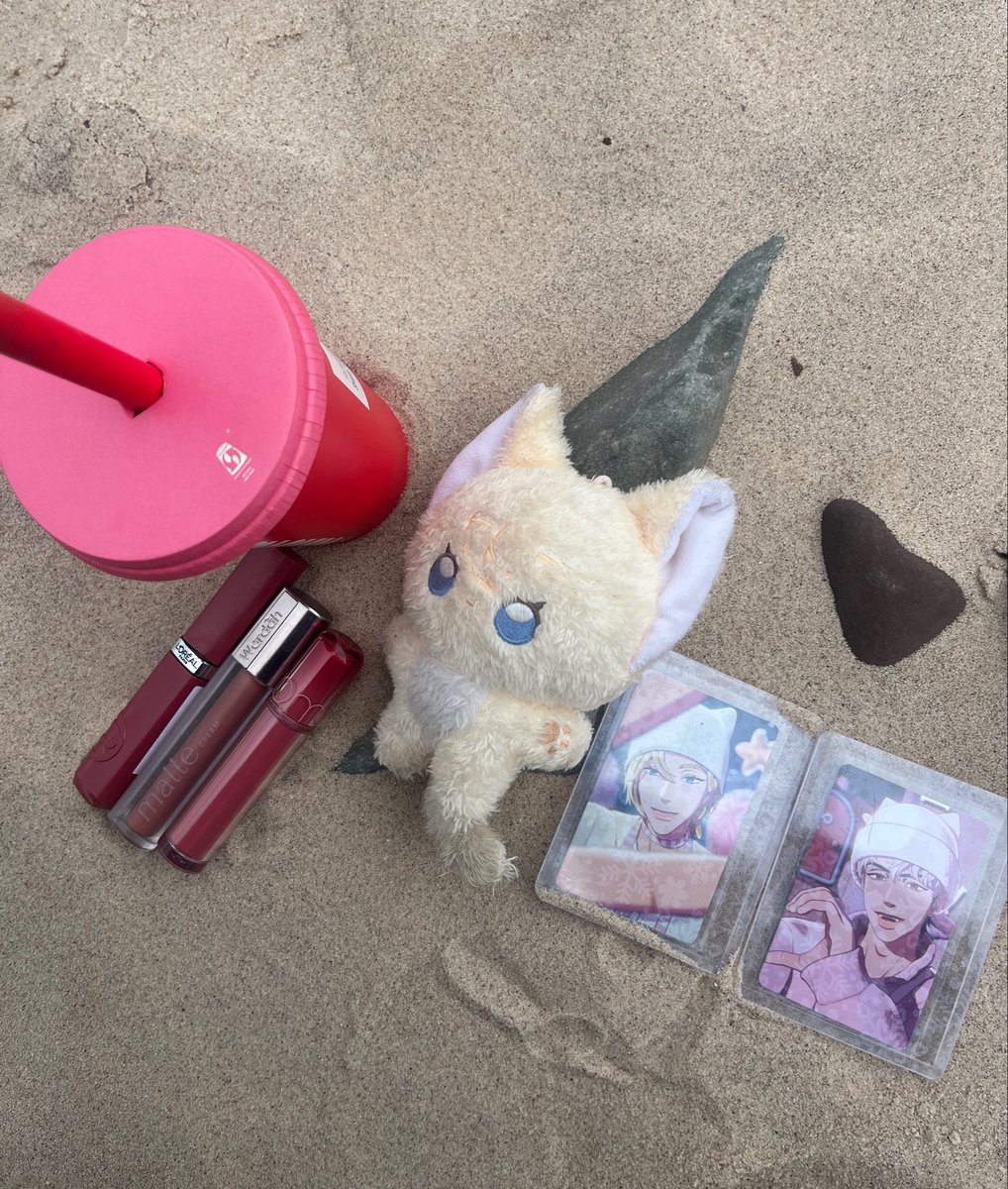 nolinerr's tweet photo. my everyday essentials ❤️💜 https://t.co/ubzChAnpdF