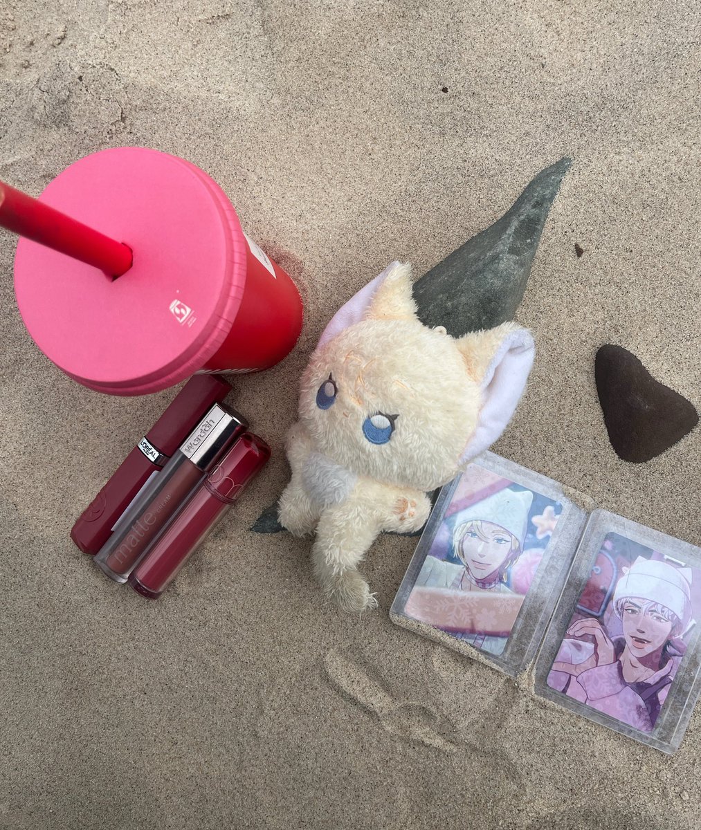 nolinerr's tweet photo. my everyday essentials ❤️💜 https://t.co/ubzChAnpdF