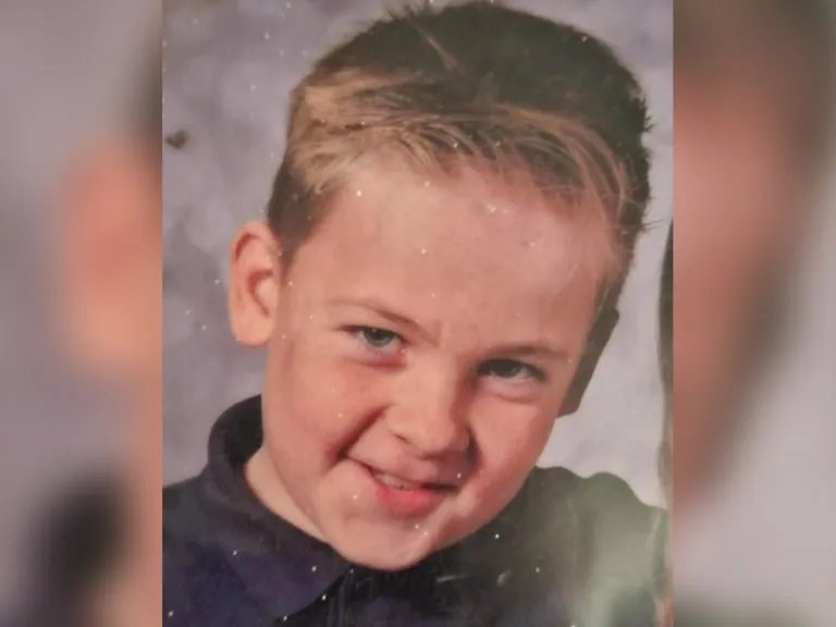 Miss__HM's tweet photo. 🚨 MISSING 11-YEAR-OLD BOY. PLEASE SHARE. 🚨 

Bedfordshire Police are searching for missing 11-year-old Joey, last seen leaving his home on Elstow Road, Bedford, between 12pm and 1pm on Sunday 4th October.

White, about 5ft, slicked-back blonde hair, blue eyes. Last seen in a Nike jacket and shorts with black trainers. He may have an electric scooter.

If you've seen him, call 101 or use the web chat on https://t.co/wGuUVGhf1E and quote reference 484 of 4th October.