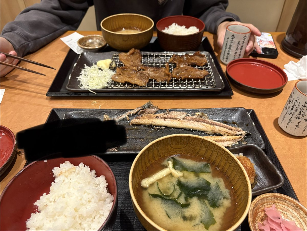 ritomasukamen's tweet photo. クロアんぬと夜ご飯
しんぱち食堂で https://t.co/KIWhILLG8p