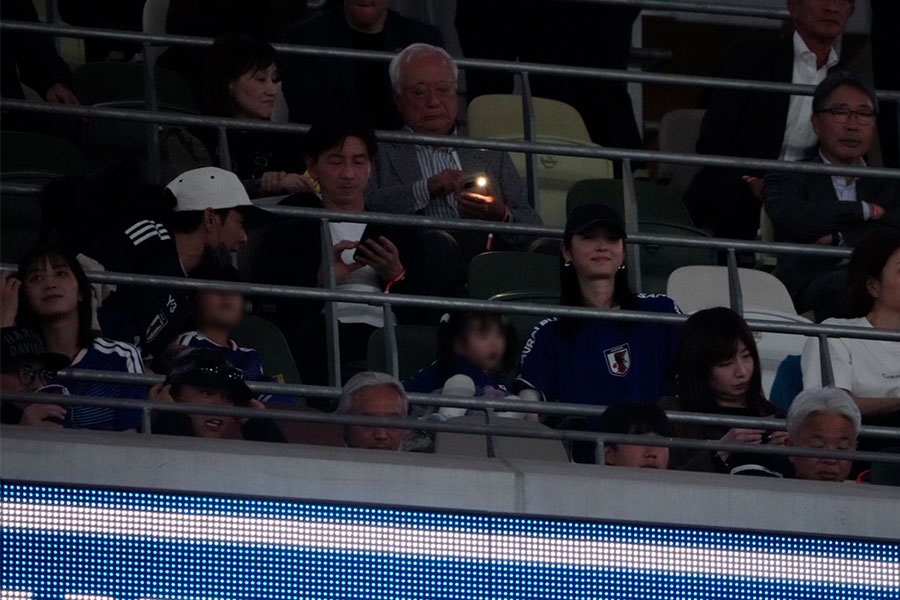 zonewebofficial's tweet photo. 渡部建と佐々木希が
夫婦で試合観戦🏟️

#サッカー日本代表 #daihyo #SAMURAIBLUE https://t.co/HKEJglroPj