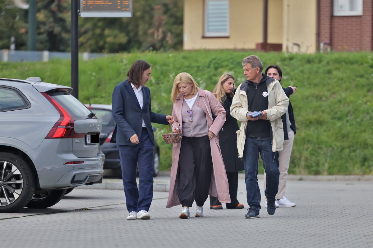 UsmiechnietaRP's tweet photo. Samochód, którym w kampanii porusza się @MJPiatkowska wraz ze swoją rzecznik @AleksKosela (ex BAT), Sebastianem Męciną (ex BAT) i Jackiem Balcerem (byłym rzecznikiem LOT) Volvo XC60 jest leasingowany przez agencję ‼️ Spin Group ‼️, kierowaną przez @marcinszczupak, pracującą dla British American Tobacco.    

Pani Senator, skoro - jak podała Pani w ośw. majątkowym - posiada Pani 3 własne auta, to czemu w kampanii korzysta Pani z samochodu, będącego w posiadaniu agencji lobbingowej, współpracującej z koncernem tytoniowym ⁉️
 
Cc: @RobertWinnicki @szachmad @KacperKita @JacekKarnowski @wPolscepl @ppalka @Rybitzky @Janusz_Ch_ @lobbing_pl @ProfesorPingwin @PatrykSalamon @krowoderski @TomaszBorejza @SzJadczak @PrezesObywatel @seraczyn @JanMolski