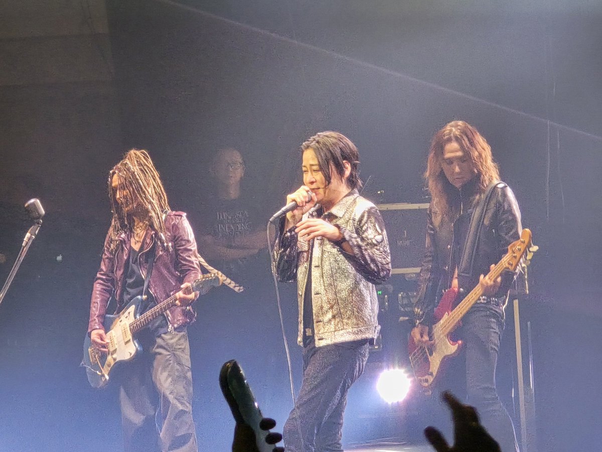 lapislazuli41's tweet photo. 立ち見エリア上手からの景色。
この角度から3人が観られるのもいい✨
りゅういちさんの美脚も素敵😍
#LUAPIC
#LUNASEA
#UNENDINGJOURNEYFOREVER
#RYUICHI
#INORAN
#J
#20261003仙台 https://t.co/xnDTjLtDbw