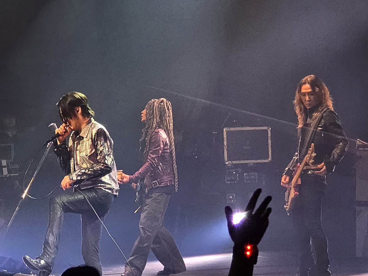 lapislazuli41's tweet photo. 立ち見エリア上手からの景色。
この角度から3人が観られるのもいい✨
りゅういちさんの美脚も素敵😍
#LUAPIC
#LUNASEA
#UNENDINGJOURNEYFOREVER
#RYUICHI
#INORAN
#J
#20261003仙台 https://t.co/xnDTjLtDbw