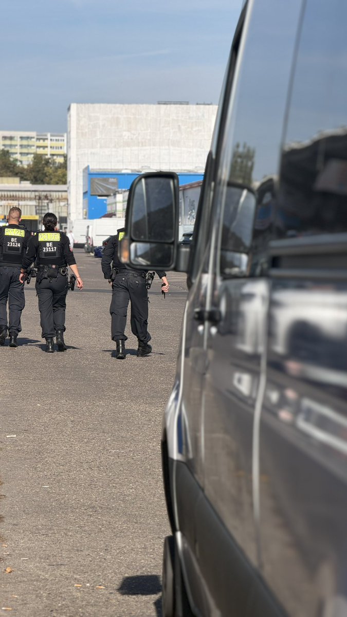 polizeiberlin's tweet photo. Gegen 11:30 Uhr wurden unsere Einsatzkräfte in die Herzbergstr. nach #Lichtenberg alarmiert. Dort sei es nach jetzigen Erkenntnissen zu einer gefährlichen Körperverletzung zum Nachteil eines Mannes gekommen. Dieser befindet sich aktuell im Krankenhaus und wird dort medizinisch versorgt. Aktuell befinden sich unsere Kolleg. in der Absuche nach Tatverdächtigen auf dem Gelände. 
^tsm