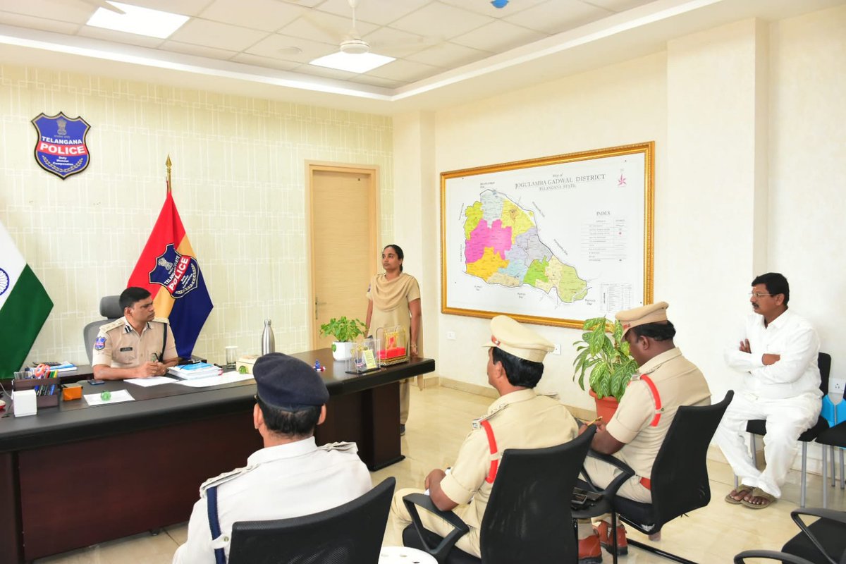 SP_Gadwal's tweet photo. ➤  ప్రజావాణి.. బాధితులకు భరోసా

⟹ 18 మంది ఫిర్యాదుదారుల సమస్యలను నేరుగా విన్న జిల్లా ఎస్పీ టి. శ్రీనివాసరావు, ఐపీఎస్

 ⟹  ఫిర్యాదులపై తక్షణ చర్యలు.. నిష్పక్షపాత విచారణతో బాధితులకు న్యాయం చేయాలని అధికారులకు ఆదేశాలు https://t.co/tDLsrv0MNp