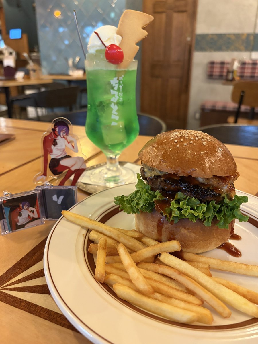 Rin_0403_m's tweet photo. MAPPAEXPOからのTLで見かけた藤本タツキ先生と米津さんが対談したお店へ=͟͟͞͞ (    ˙꒳​˙)ハンバーガー🍔美味しかった(*ˊ꒳ˋ*)これが米津さんが頼んだクリームソーダなんだね☺️

MAPPAEXPOの入場特典は天使の悪魔でした໒꒱· ﾟ https://t.co/yN8ZEczZcJ