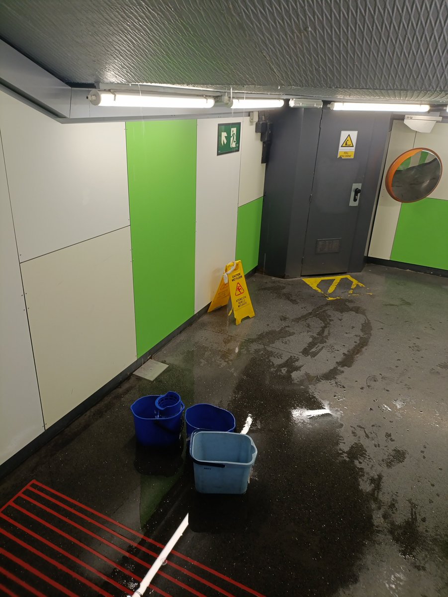 AlbertSBlanco's tweet photo. Avisen d'evitar desplaçaments per pluges i mentrestant a Liceu entra més aigua a dins que no pas al carrer, com cada vegada que plou. L'Ajuntament de Barcelona té presidència a TMB i competència directa sobre el clavegueram de la ciutat. No té excusa. https://t.co/qnlMPBNwt6