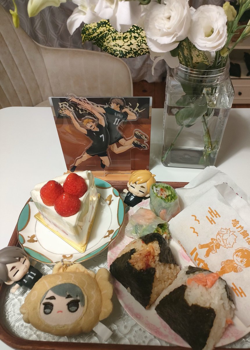 ureniji's tweet photo. 宮ンズお誕生日おめでとうー𝑯𝒂𝒑𝒚 𝒃𝒊𝒓𝒕𝒉𝒅𝒂𝒚🎉🎊
（炭水化物だらけの食卓と共に…）
出遅れたので鯛焼きマスコットは治しかありませんでした😭 https://t.co/pLJUg7lE43