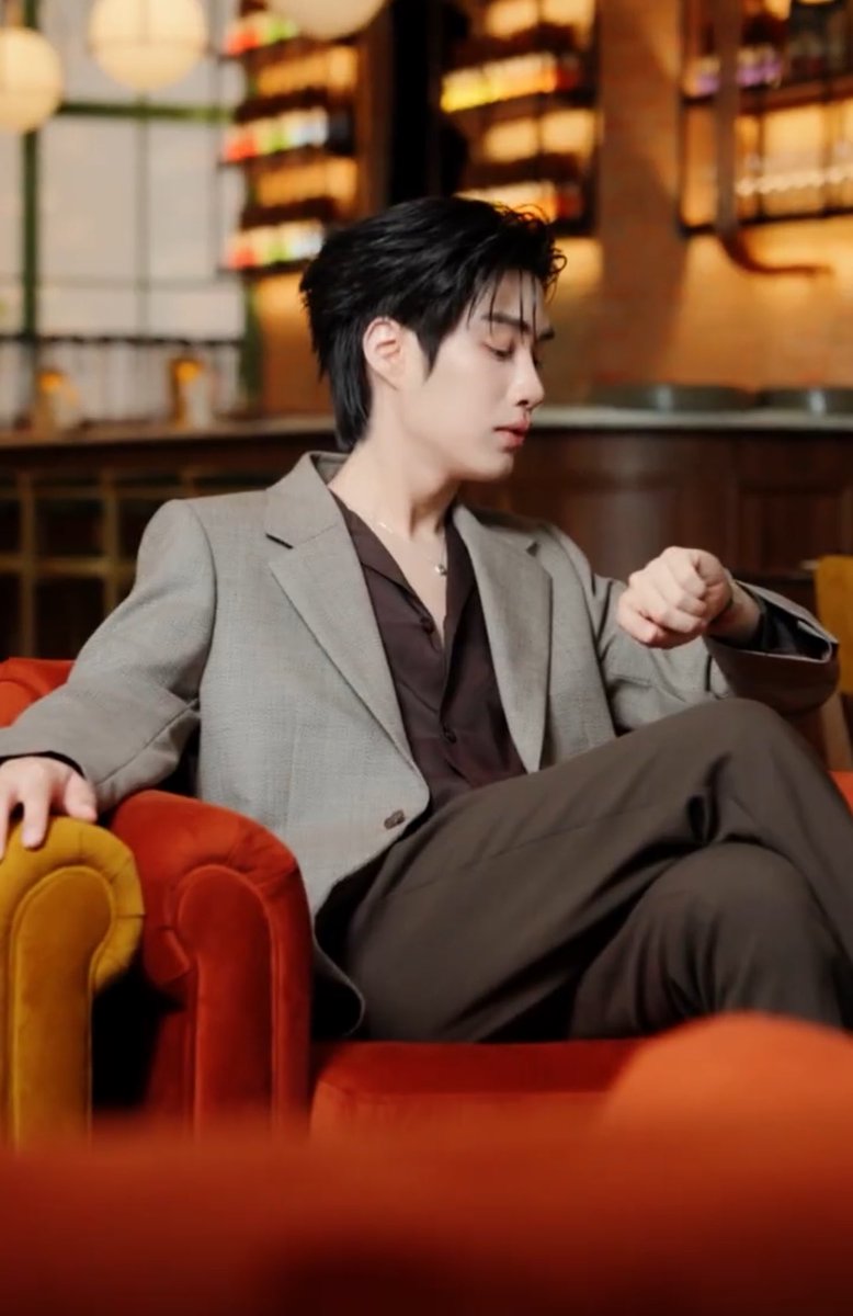 pchymysn's tweet photo. หล่อจนเกือบยกมือไหว้อะ ฮีเหมือนผู้บริหาร เห็นแล้วรู้สึกรวยตาม https://t.co/j08lSVaWM3