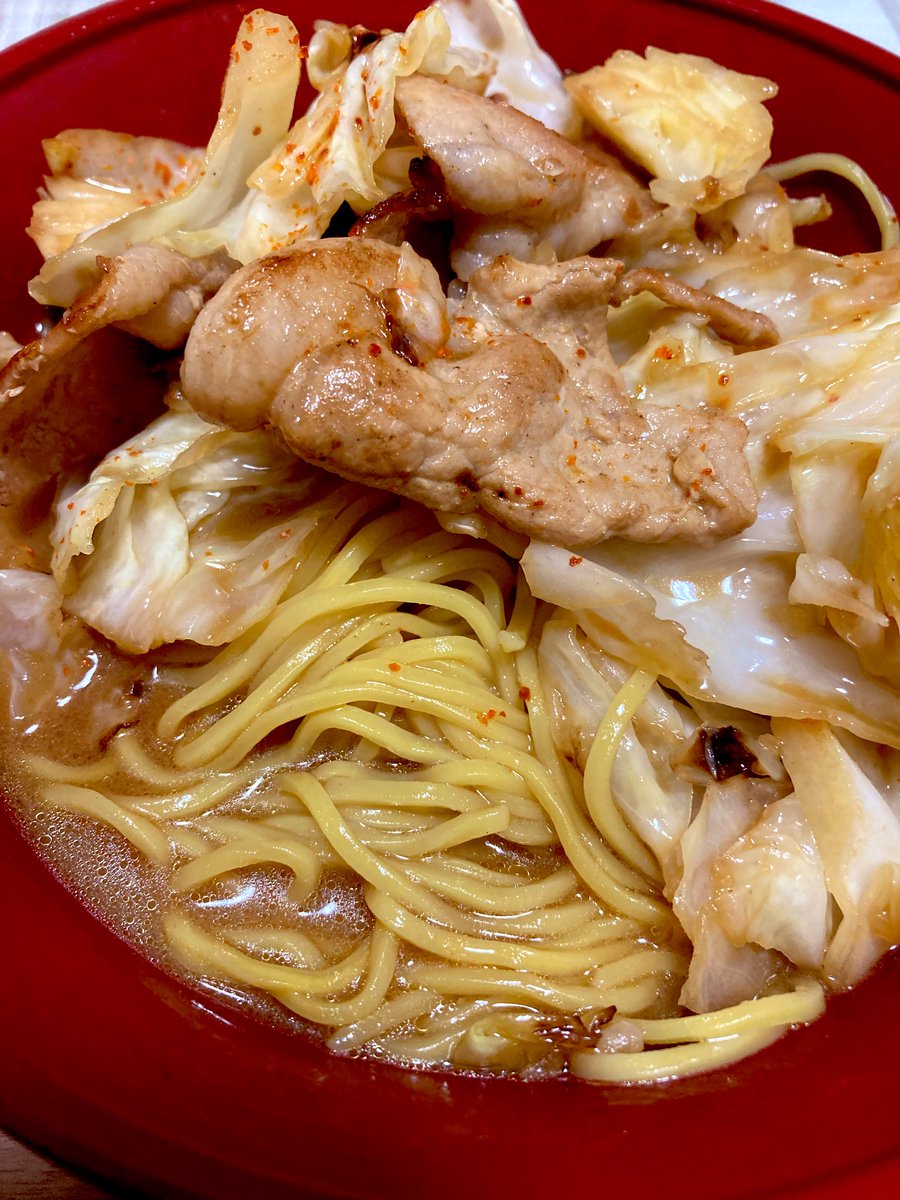 Alec_14_Route17's tweet photo. ティラミスなまらデカい！
弁当箱と比較してみました🍱
純連売ってて激アツ
早速食べました🍜美味しかった
パンケーキは個包装して冷凍庫へ🥞 https://t.co/KrYTnN3UO8