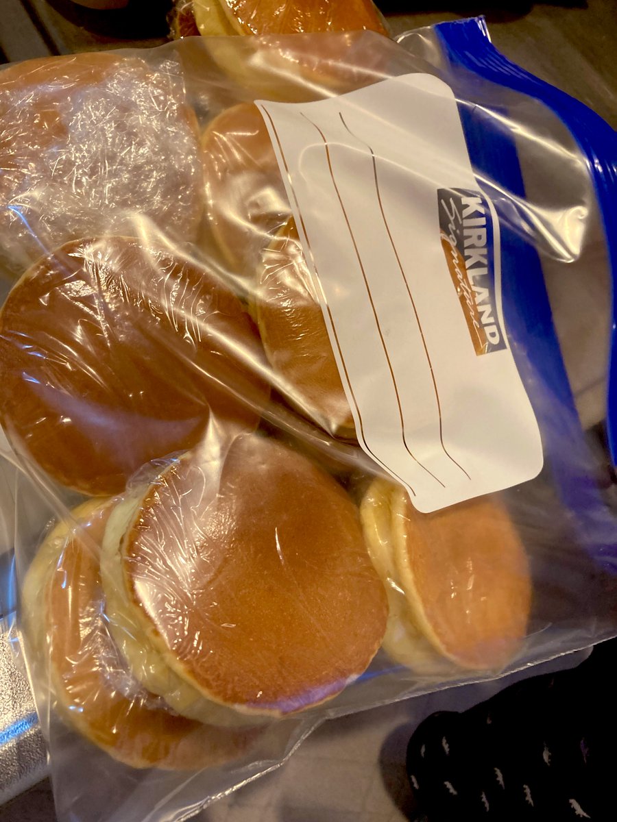 Alec_14_Route17's tweet photo. ティラミスなまらデカい！
弁当箱と比較してみました🍱
純連売ってて激アツ
早速食べました🍜美味しかった
パンケーキは個包装して冷凍庫へ🥞 https://t.co/KrYTnN3UO8