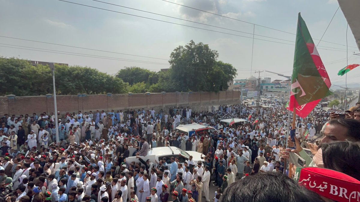 JunaidAkbarMNA's tweet photo. بلقسط لانگ مارچ، دوسرا دن — وزیراعلیٰ خیبرپختونخوا محمد سہیل آفریدی کی قیادت میں عظیم قافلہ جیل چوک کرک سے کوہاٹ کی جانب روانہ

وزیراعلیٰ خیبرپختونخوا محمد سہیل آفریدی کی زیر قیادت تاریخی لانگ مارچ کا عظیم الشان قافلہ جیل چوک کرک پہنچا، جہاں کارکنان اور عوام کی جانب سے قافلے کا والہانہ استقبال کیا گیا۔ وزیراعلیٰ سہیل آفریدی نے جیل چوک کرک میں کارکنان سے خطاب بھی کیا۔

وزیراعلیٰ کی قیادت میں ہزاروں گاڑیوں پر مشتمل قافلہ اب جیل چوک کرک سے کوہاٹ کی جانب روانہ ہوگا۔ راستے میں 3 مختلف مقامات پر وزیراعلیٰ محمد سہیل آفریدی کارکنان اور عوام سے خطاب کریں گے، جبکہ لانگ مارچ کا قافلہ رات کو لاچی گراؤنڈ، کوہاٹ میں قیام کرے گا۔

وزیراعلیٰ محمد سہیل آفریدی کے ہمراہ ارکان اسمبلی، مقامی پارٹی قیادت اور دیگر رہنما بھی اسٹیج پر موجود ہیں۔ کارکنان کے جوش و جذبے اور عوام کی بھرپور شرکت کے ساتھ تاریخی لانگ مارچ کا سفر جاری ہے۔