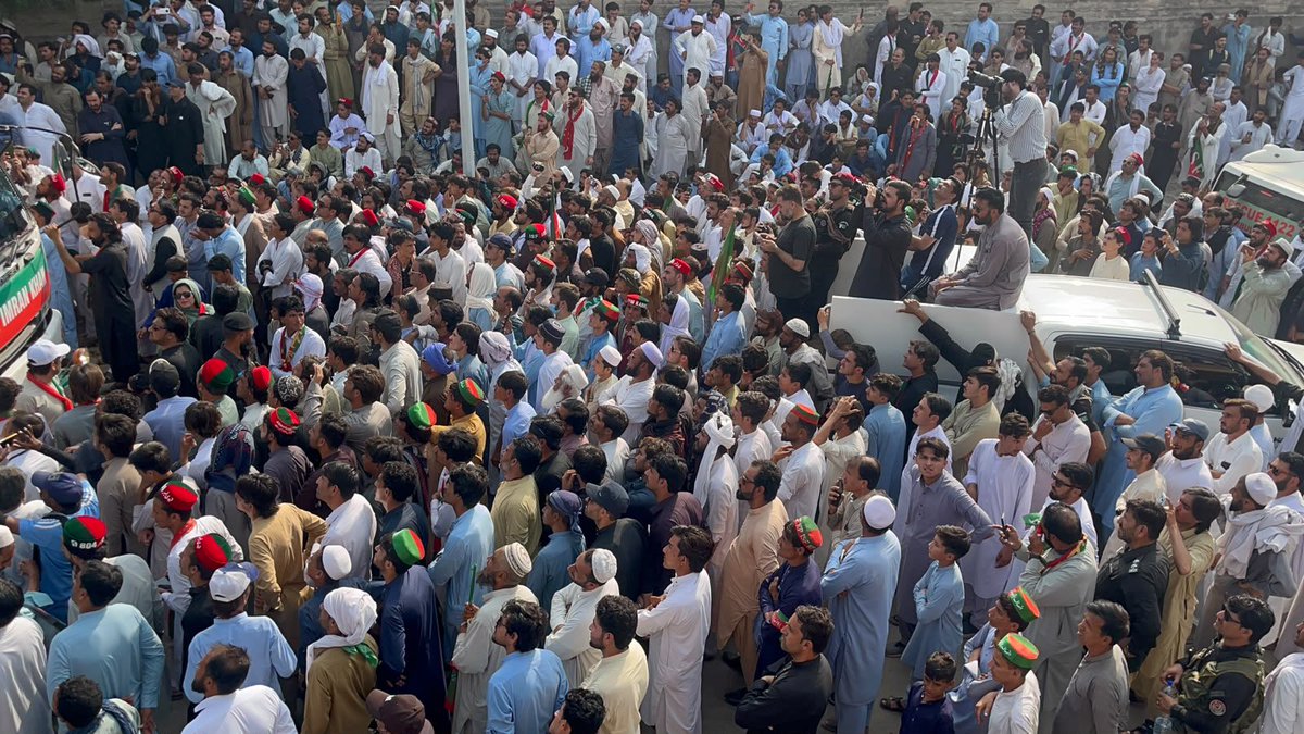 JunaidAkbarMNA's tweet photo. بلقسط لانگ مارچ، دوسرا دن — وزیراعلیٰ خیبرپختونخوا محمد سہیل آفریدی کی قیادت میں عظیم قافلہ جیل چوک کرک سے کوہاٹ کی جانب روانہ

وزیراعلیٰ خیبرپختونخوا محمد سہیل آفریدی کی زیر قیادت تاریخی لانگ مارچ کا عظیم الشان قافلہ جیل چوک کرک پہنچا، جہاں کارکنان اور عوام کی جانب سے قافلے کا والہانہ استقبال کیا گیا۔ وزیراعلیٰ سہیل آفریدی نے جیل چوک کرک میں کارکنان سے خطاب بھی کیا۔

وزیراعلیٰ کی قیادت میں ہزاروں گاڑیوں پر مشتمل قافلہ اب جیل چوک کرک سے کوہاٹ کی جانب روانہ ہوگا۔ راستے میں 3 مختلف مقامات پر وزیراعلیٰ محمد سہیل آفریدی کارکنان اور عوام سے خطاب کریں گے، جبکہ لانگ مارچ کا قافلہ رات کو لاچی گراؤنڈ، کوہاٹ میں قیام کرے گا۔

وزیراعلیٰ محمد سہیل آفریدی کے ہمراہ ارکان اسمبلی، مقامی پارٹی قیادت اور دیگر رہنما بھی اسٹیج پر موجود ہیں۔ کارکنان کے جوش و جذبے اور عوام کی بھرپور شرکت کے ساتھ تاریخی لانگ مارچ کا سفر جاری ہے۔