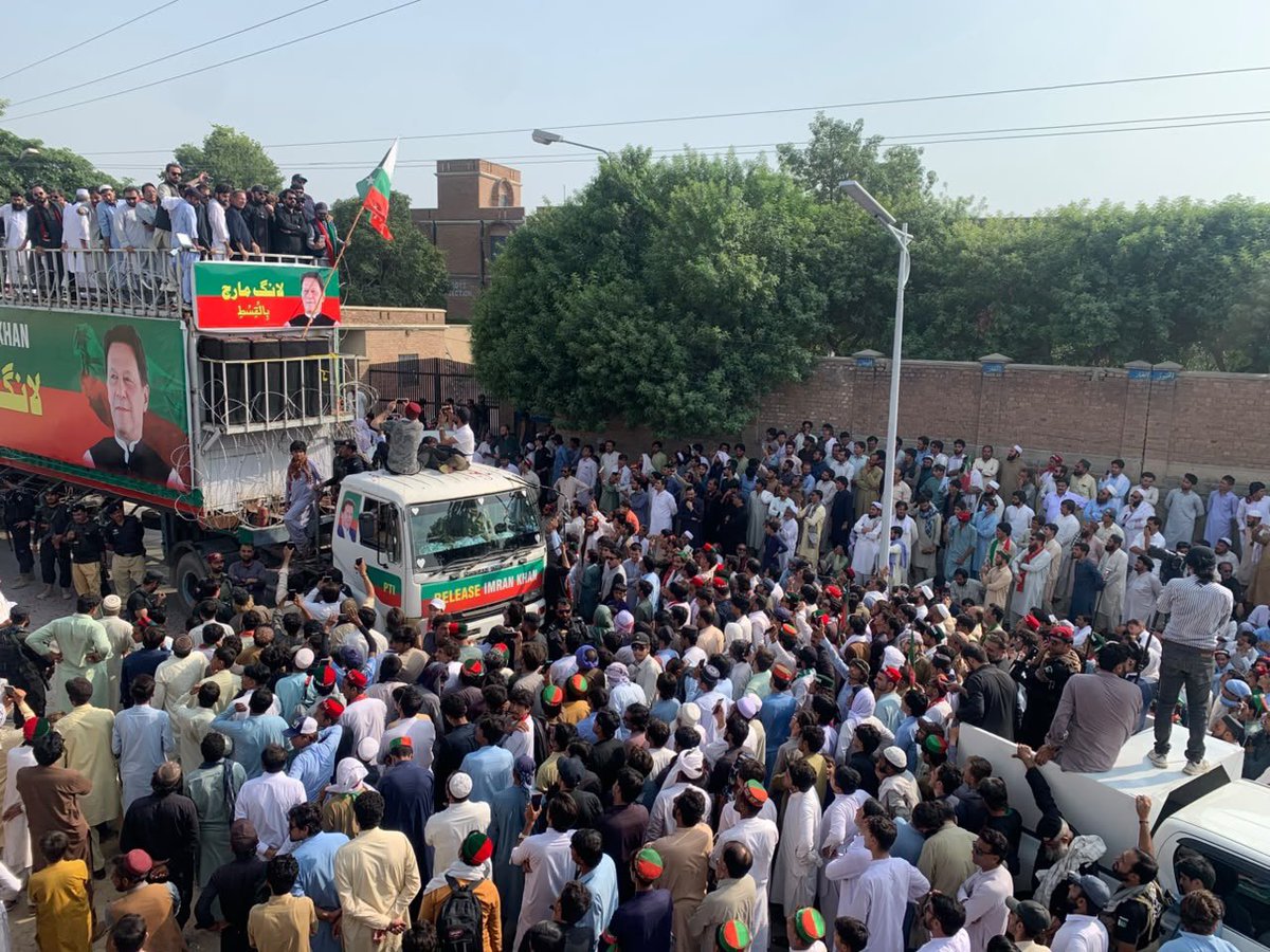 JunaidAkbarMNA's tweet photo. بلقسط لانگ مارچ، دوسرا دن — وزیراعلیٰ خیبرپختونخوا محمد سہیل آفریدی کی قیادت میں عظیم قافلہ جیل چوک کرک سے کوہاٹ کی جانب روانہ

وزیراعلیٰ خیبرپختونخوا محمد سہیل آفریدی کی زیر قیادت تاریخی لانگ مارچ کا عظیم الشان قافلہ جیل چوک کرک پہنچا، جہاں کارکنان اور عوام کی جانب سے قافلے کا والہانہ استقبال کیا گیا۔ وزیراعلیٰ سہیل آفریدی نے جیل چوک کرک میں کارکنان سے خطاب بھی کیا۔

وزیراعلیٰ کی قیادت میں ہزاروں گاڑیوں پر مشتمل قافلہ اب جیل چوک کرک سے کوہاٹ کی جانب روانہ ہوگا۔ راستے میں 3 مختلف مقامات پر وزیراعلیٰ محمد سہیل آفریدی کارکنان اور عوام سے خطاب کریں گے، جبکہ لانگ مارچ کا قافلہ رات کو لاچی گراؤنڈ، کوہاٹ میں قیام کرے گا۔

وزیراعلیٰ محمد سہیل آفریدی کے ہمراہ ارکان اسمبلی، مقامی پارٹی قیادت اور دیگر رہنما بھی اسٹیج پر موجود ہیں۔ کارکنان کے جوش و جذبے اور عوام کی بھرپور شرکت کے ساتھ تاریخی لانگ مارچ کا سفر جاری ہے۔