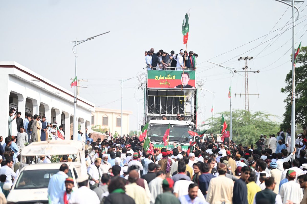 JunaidAkbarMNA's tweet photo. بلقسط لانگ مارچ، دوسرا دن — وزیراعلیٰ خیبرپختونخوا محمد سہیل آفریدی کی قیادت میں عظیم قافلہ جیل چوک کرک سے کوہاٹ کی جانب روانہ

وزیراعلیٰ خیبرپختونخوا محمد سہیل آفریدی کی زیر قیادت تاریخی لانگ مارچ کا عظیم الشان قافلہ جیل چوک کرک پہنچا، جہاں کارکنان اور عوام کی جانب سے قافلے کا والہانہ استقبال کیا گیا۔ وزیراعلیٰ سہیل آفریدی نے جیل چوک کرک میں کارکنان سے خطاب بھی کیا۔

وزیراعلیٰ کی قیادت میں ہزاروں گاڑیوں پر مشتمل قافلہ اب جیل چوک کرک سے کوہاٹ کی جانب روانہ ہوگا۔ راستے میں 3 مختلف مقامات پر وزیراعلیٰ محمد سہیل آفریدی کارکنان اور عوام سے خطاب کریں گے، جبکہ لانگ مارچ کا قافلہ رات کو لاچی گراؤنڈ، کوہاٹ میں قیام کرے گا۔

وزیراعلیٰ محمد سہیل آفریدی کے ہمراہ ارکان اسمبلی، مقامی پارٹی قیادت اور دیگر رہنما بھی اسٹیج پر موجود ہیں۔ کارکنان کے جوش و جذبے اور عوام کی بھرپور شرکت کے ساتھ تاریخی لانگ مارچ کا سفر جاری ہے۔