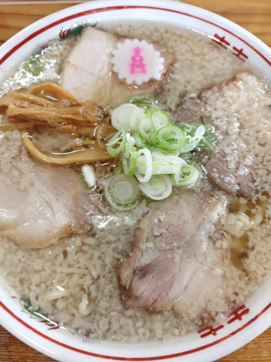 09_comomo613pom's tweet photo. 喜多方の名店に突撃😆❗️
#らーめん一平 さんへ

☆じとじとラーメン

一番人気を信じて、じとじと😚🎵
ぽわぽわ細やかな背脂が浮かんだスープは、
ライトな味わいが程よくこってり🤤💕
スープが絡むモチぷり縮れ麺、
ジュワ旨チャーシューに老舗の誇りを見た😉✨
またね東北🚗💨👋

ごちそうさまでした https://t.co/lkGHlrUa8V