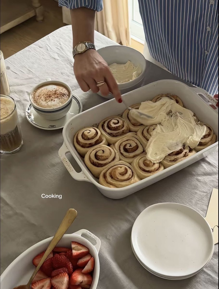 pradavante's tweet photo. october is the perfect month for baking cinnamon rolls https://t.co/gD6ooTpV67