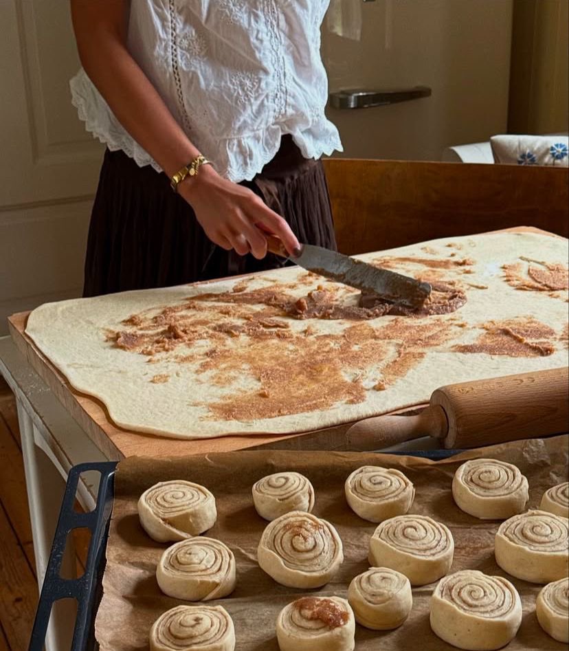 pradavante's tweet photo. october is the perfect month for baking cinnamon rolls https://t.co/gD6ooTpV67