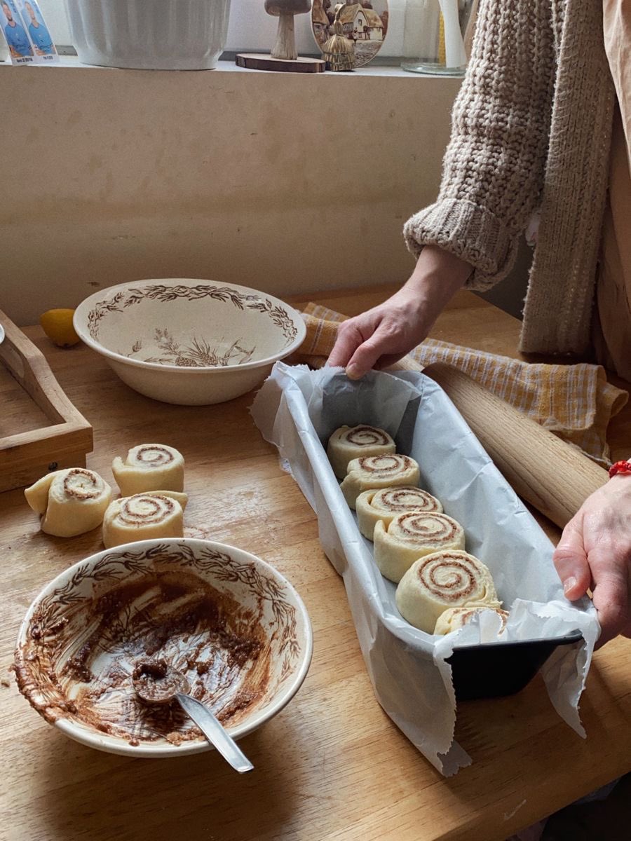 pradavante's tweet photo. october is the perfect month for baking cinnamon rolls https://t.co/gD6ooTpV67