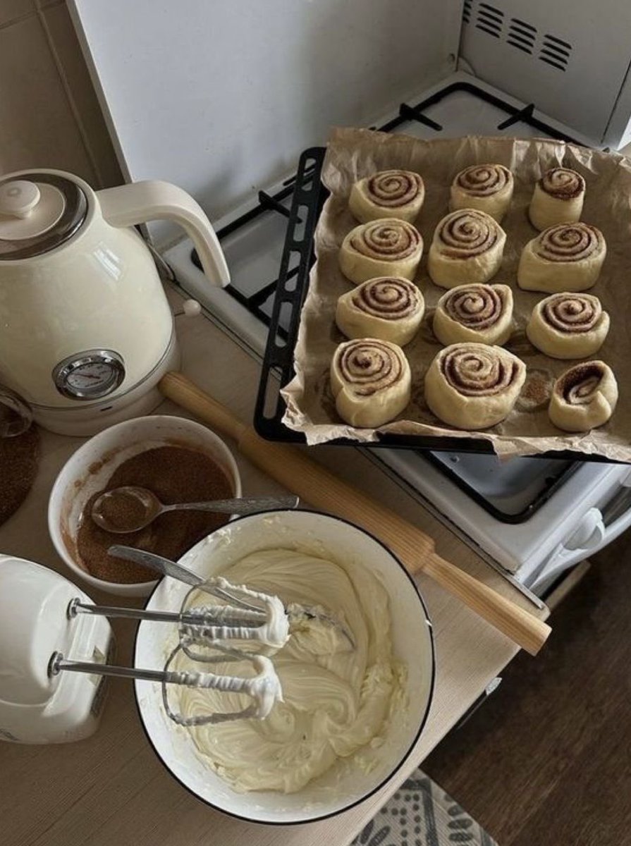 pradavante's tweet photo. october is the perfect month for baking cinnamon rolls https://t.co/gD6ooTpV67