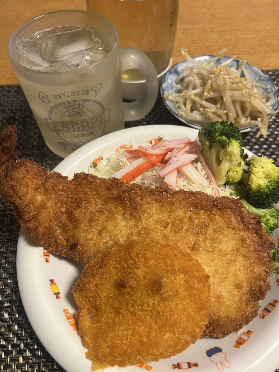 nekoholic's tweet photo. 私は特殊な訓練を受けているので、昨日の朝市で買った鱈フライとコロッケをリベイクして食べます。美味しいなぁ…。楽しかったなぁ…朝市。行き方とか教えてくれたカレー屋さんにも感謝だ。 https://t.co/jfjabL3DB0