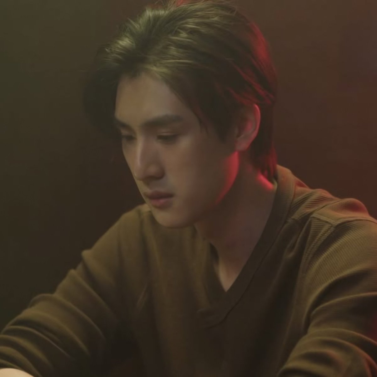 zhangbearbear1's tweet photo. “กลับบ้านกับกู ภัทร”

“กูไม่กลับ”

“คิดถึงไอ้นักวาดนั่นมากเหรอ ไม่เจอกันมันจะเป็นจะตายเลยรึไง”

“ใช่”

“ที่มึงเมาหัวราน้ำทุกวันเพราะคิดถึงมัน?”

“อืม”

“แล้วมาคบกับกูทำไมวะ”

“เพื่อให้มึงเลิกยุ่งกับเคย์ไง”

“มึงรักมันมากอ่อ”

“ใช่ กูรักเคย์”

“ได้ กูจะทำให้พวกมึงไม่มีวันสมหวัง” https://t.co/89uLWP9Eec
