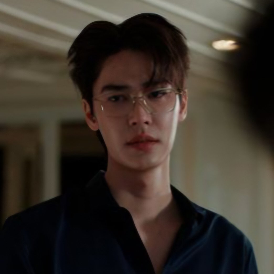 zhangbearbear1's tweet photo. “กลับบ้านกับกู ภัทร”

“กูไม่กลับ”

“คิดถึงไอ้นักวาดนั่นมากเหรอ ไม่เจอกันมันจะเป็นจะตายเลยรึไง”

“ใช่”

“ที่มึงเมาหัวราน้ำทุกวันเพราะคิดถึงมัน?”

“อืม”

“แล้วมาคบกับกูทำไมวะ”

“เพื่อให้มึงเลิกยุ่งกับเคย์ไง”

“มึงรักมันมากอ่อ”

“ใช่ กูรักเคย์”

“ได้ กูจะทำให้พวกมึงไม่มีวันสมหวัง” https://t.co/89uLWP9Eec