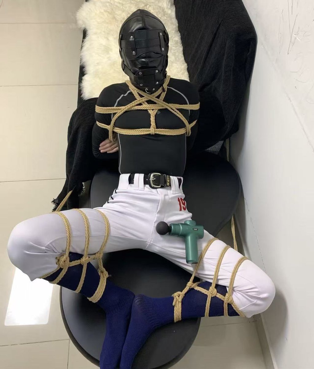 ha3091466065149's tweet photo. 棒球服被绳索勒紧，黑色紧身衣下两点早已被乳夹咬住。皮革头套封死视线，内里粗大的阳具口塞把嘴塞得满满当当，只能从鼻孔漏出断断续续的呜咽。绿色筋膜枪贴着裤裆疯狂震动，每一次撞击都让被绑的身体剧烈��抖。

🪢: @k_lians
Ⓜ️:@ha3091466065149 https://t.co/jc3zxFS4TX