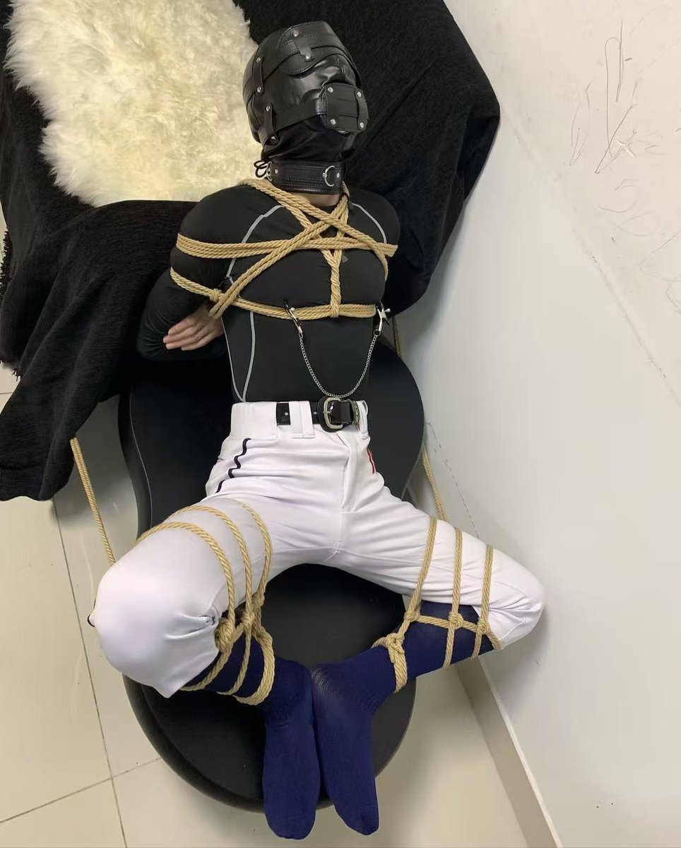 ha3091466065149's tweet photo. 棒球服被绳索勒紧，黑色紧身衣下两点早已被乳夹咬住。皮革头套封死视线，内里粗大的阳具口塞把嘴塞得满满当当，只能从鼻孔漏出断断续续的呜咽。绿色筋膜枪贴着裤裆疯狂震动，每一次撞击都让被绑的身体剧烈��抖。

🪢: @k_lians
Ⓜ️:@ha3091466065149 https://t.co/jc3zxFS4TX