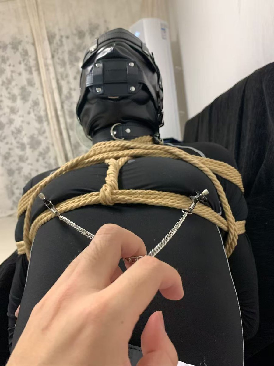 ha3091466065149's tweet photo. 棒球服被绳索勒紧，黑色紧身衣下两点早已被乳夹咬住。皮革头套封死视线，内里粗大的阳具口塞把嘴塞得满满当当，只能从鼻孔漏出断断续续的呜咽。绿色筋膜枪贴着裤裆疯狂震动，每一次撞击都让被绑的身体剧烈��抖。

🪢: @k_lians
Ⓜ️:@ha3091466065149 https://t.co/jc3zxFS4TX