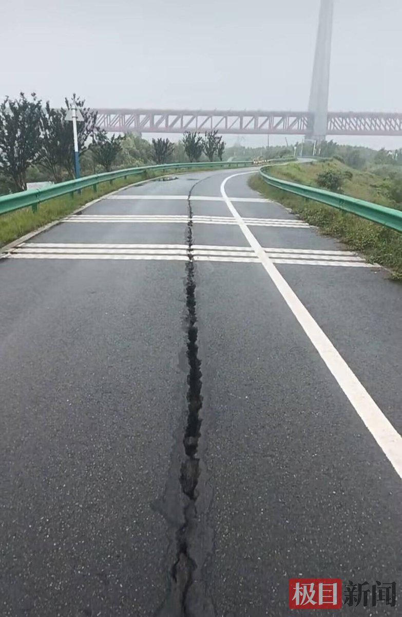 LaylaBerriur's tweet photo. Una grieta en el camino me hizo resbalar y dar un paso en falso hoy! https://t.co/3pCqtILDCt