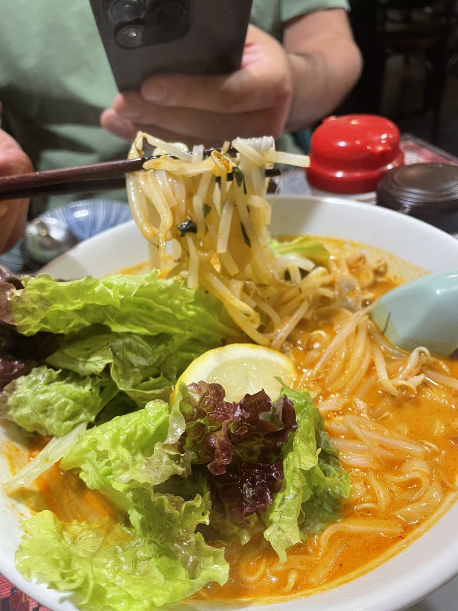 shizusanchi's tweet photo. 昨日牛角に行ったら18時前だったのに予約で満席。近所のエスニック料理屋さんで豪遊。ここメニューが豊富でつい注文し過ぎてしまう。サンバールガーリックポテト、トムヤムラーメン、パニプリ、サモサチャート、チキンカレー、チーズアボカドナン。美味しかった！
#almondtreehatanodai https://t.co/dOPfWYSAPT